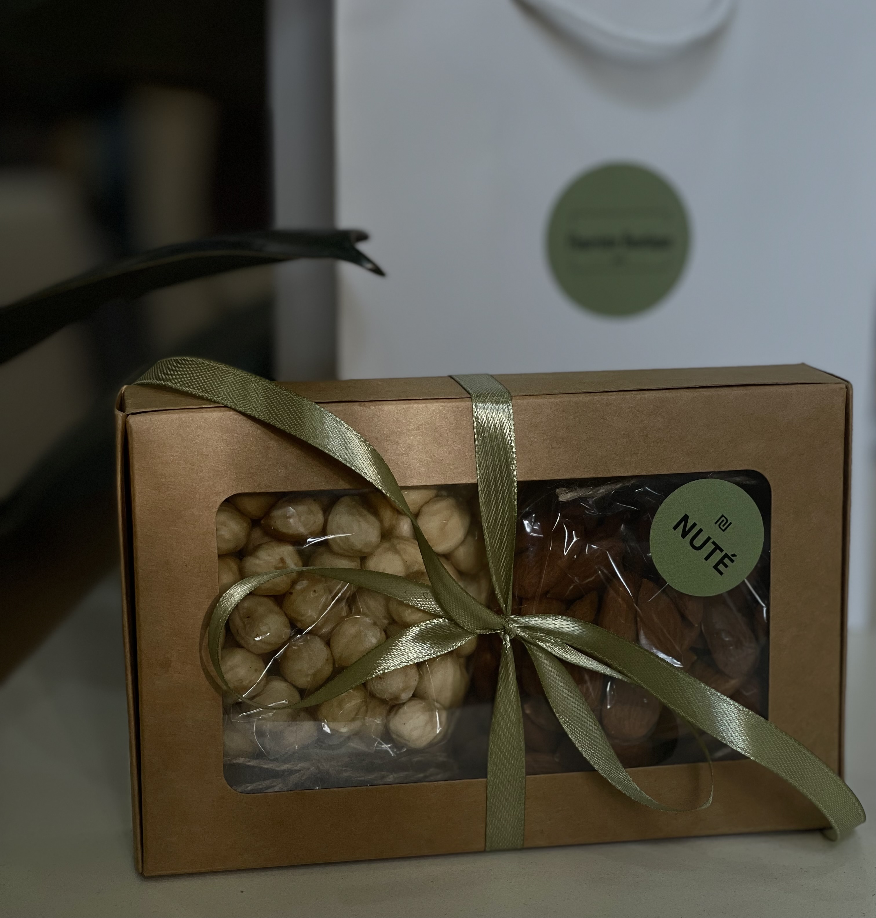 ქართული მოხალული თხილი და მოხალული ნუში